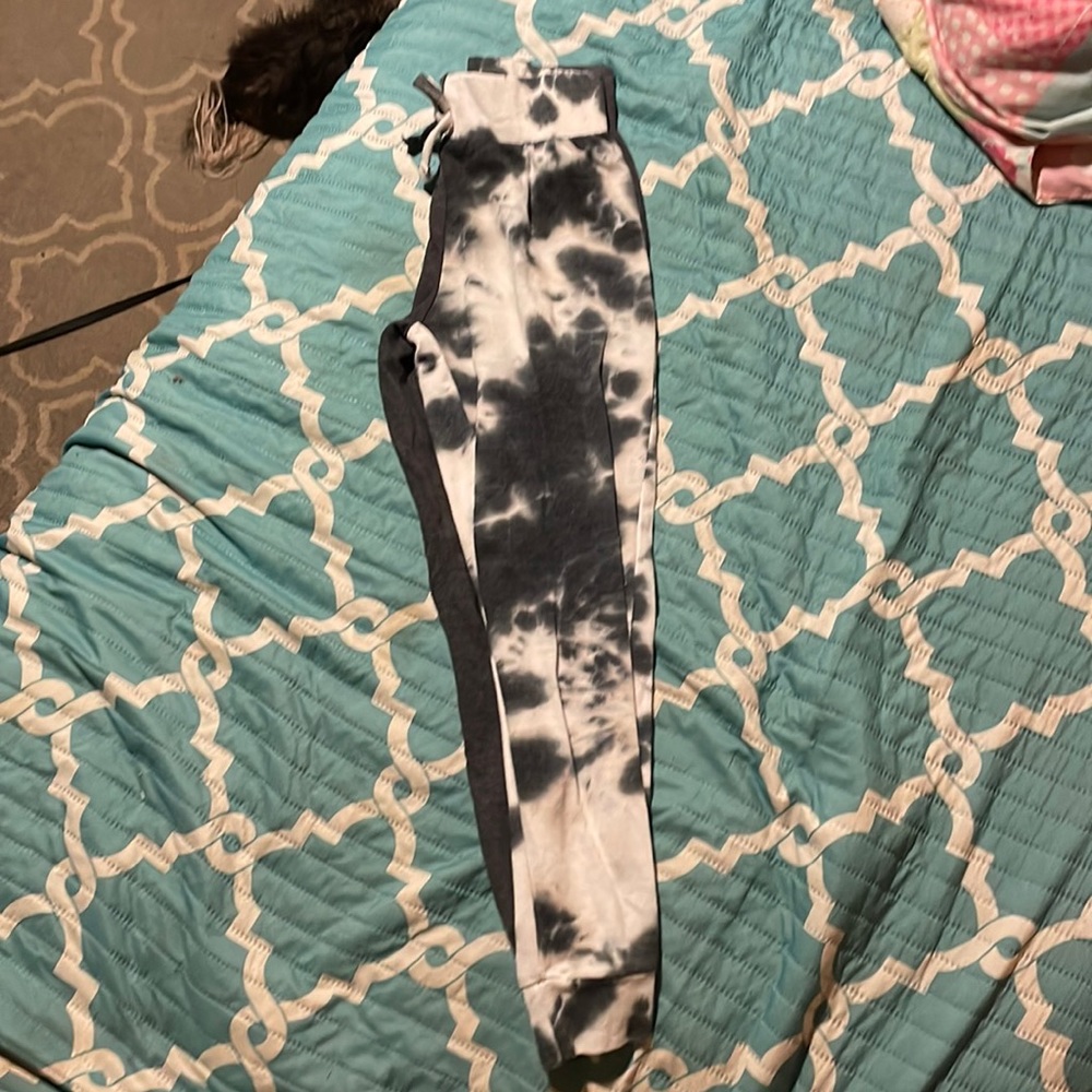 Has rips in the gray side just the the gray side
